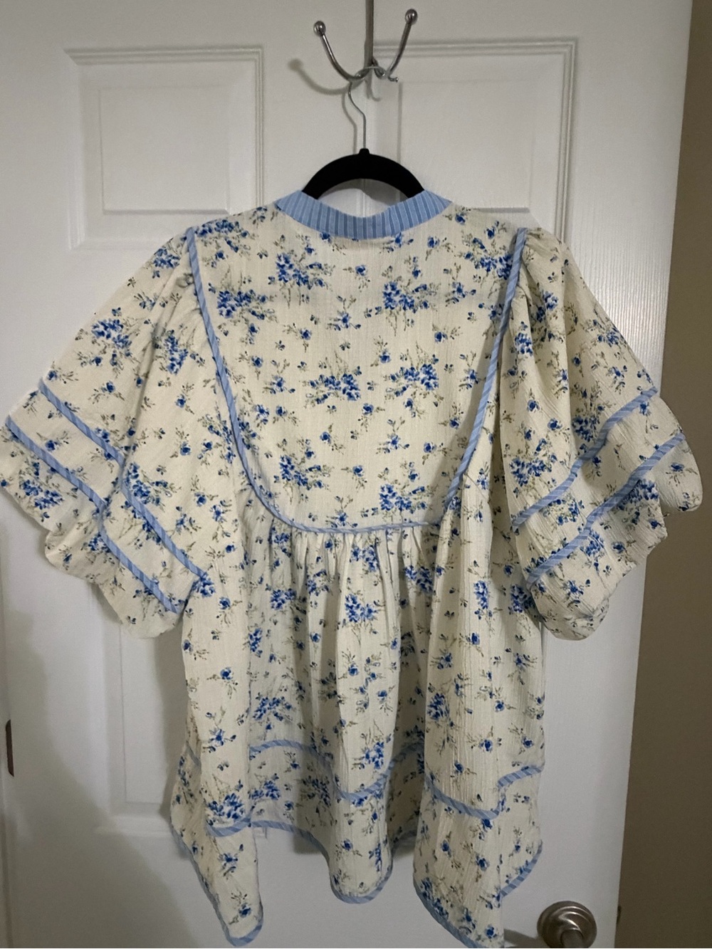 ENTRO Cream Floral Peasant Blouse with Blue Trim-size XL-EUC - Picture 2 of 3
